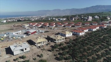 Hatay'ın 13 ilçesinde 2 bin 355 köy tipi afet konutunun inşası sürüyor