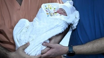Hatice Bebek, dünyada ilk kez savaş gemisinde doğan bebek oldu