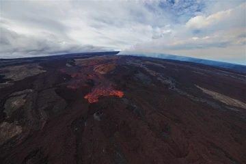 Patlayan Mauna Loa Yanardağı havadan görüntülendi