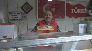 Bursa'da her gün dükkana gelen köpeği besleyen esnaf yüzleri gülümsetti