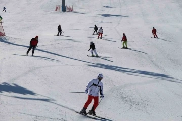 Hesarek Kayak Merkezi’ni 3 hafta içinde 25 bin kişi ziyaret etti
