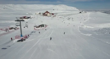 Hesarek’te sezon açıldı, ara tatili fırsat bilenler kayak merkezine akın etti
