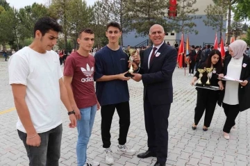 Hisarcık’ta yarışmalarda dereceye giren öğrenciler ödüllendirildi
