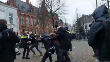 Hollanda'da Kur'an-ı Kerim'e saldırı eylemine müdahale eden grup ile polis arasında a
