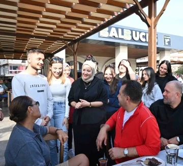 Hülya Avşar kahve ve havuçlu kek ile Balıkesir keyfi yaptı
