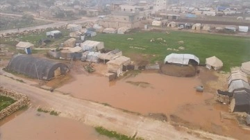 İdlib'de sağanak nedeniyle kamplardaki yüzlerce ailenin çadırını su bastı