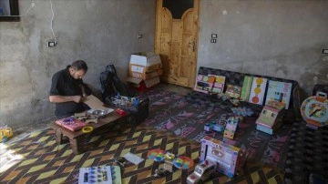 İdlib'li öğretmen atık malzemelerden geliştirdiği araçlarla eğitime katkı sağlıyor 