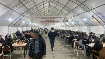 İftar çadırında yüzlerce vatandaş orucunu açtı
