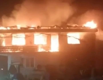 İki katlı bina alev alev yandı