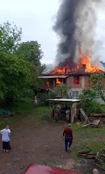İki katlı ev alev alev yandı
