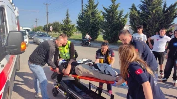 İki otomobile çarpan motosiklet sürücüsü yaralandı