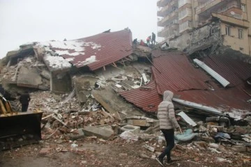 İkinci depremde bina üzerine böyle yıkıldı