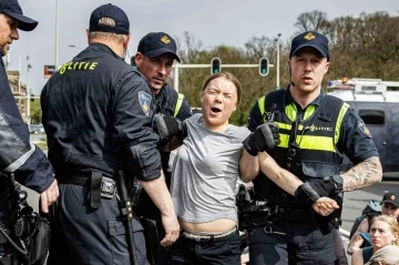 İklim aktivisti Greta Thunberg, protestoda iki kez gözaltına alındı
