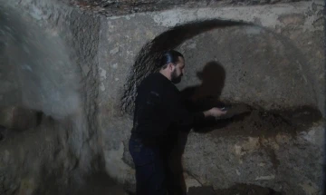 İnşaat kazısında Roma dönemine ait mozaikli kaya mezar odası bulundu
