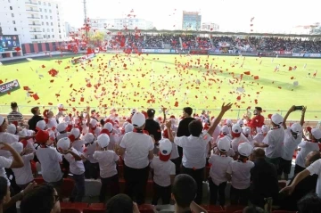 İpekyolu Belediyesiyle çocuklar ilk kez stadyumda maç izledi
