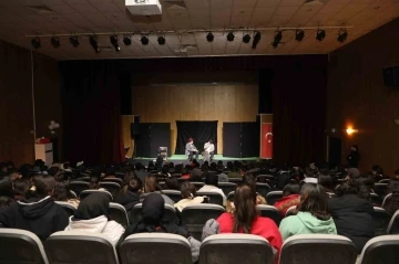 İpekyolu’nda “Nefes Mehmet Akif” tiyatro oyununa yoğun ilgi
