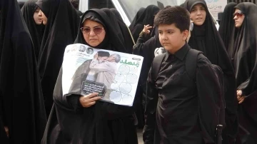 İranlı öğrenciler, Reisi’yi anmak için toplandı
