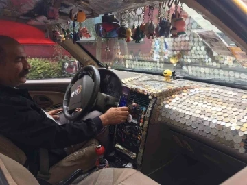 İranlı taksicinin &quot;Seyyar para müzesi&quot; yolcularına keyifli anlar yaşatıyor
