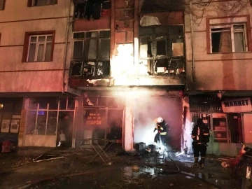 Konya'da bir iş yeri yandı, 3 katlı binaya sıçradı