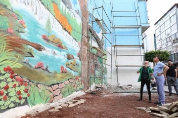 İskenderun’da depremin izleri duvarlara çizilen resimlerle siliniyor
