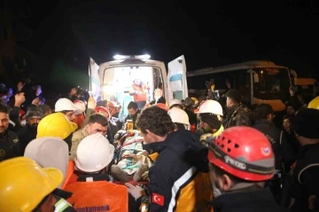 İskenderun’dan 161’inci saatte güzel haber: 50 yaşındaki kadın kurtarıldı