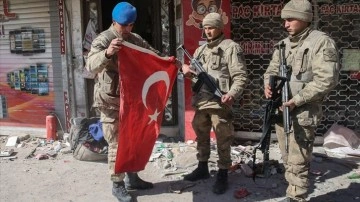İskenderun'da Mehmetçik depremde yere düşen Türk bayrağını kaldırdı