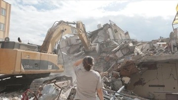 İskenderun'da yıkım ve enkaz kaldırma çalışmaları devam ediyor