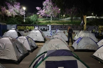 İsrail’de göstericiler parlamentonun önüne 100’den fazla çadır kurdu

