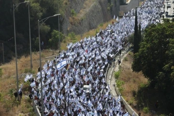 İsrail’de yargı reformuna karşı yürüyüş: On binlerce kişi Kudüs’e yürüdü
