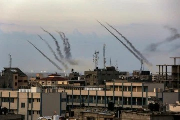 İsrail, Hamas'ı havadan vurmaya başladı