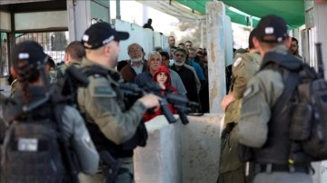 İsrail, Mescid-i Aksa'da ramazan ayında cuma namazı için Filistinli erkeklere yaş sınırı getird
