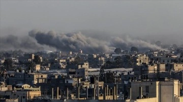 İsrail ordusu Gazze Şeridi'nin orta kesimi ile kuzeyinde saldırılarını sürdürüyor