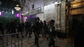 İsrail polisi, işgal altındaki Doğu Kudüs'te bulunan Mescid-i Aksa'ya baskın düzenledi