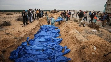 İsrail’in öldürdüğü 111 Filistinlinin cenazesi Han Yunus'ta toplu mezara defnedildi