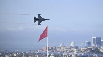 İstanbul Boğazı semalarında SOLOTÜRK ve Türk Yıldızları'ndan Cumhuriyet'in 100. yılı uçuşu