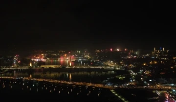 İstanbul Boğazı ve Haliç’te yeni yıl havai fişeklerle kutlandı
