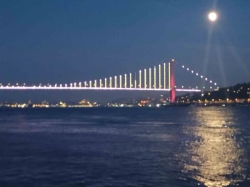 İstanbul Boğazında dolunay manzarası kartpostallık görüntü oluşturdu

