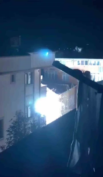 İstanbul’da elektrik tellerinin patladığı anlar kamerada: Geceyi gündüze çevirdi
