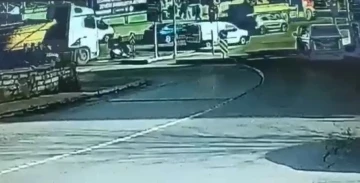 İstanbul’da hafriyat kamyonu dehşeti kamerada: Motosikletli atlayarak ezilmekten kurtuldu
