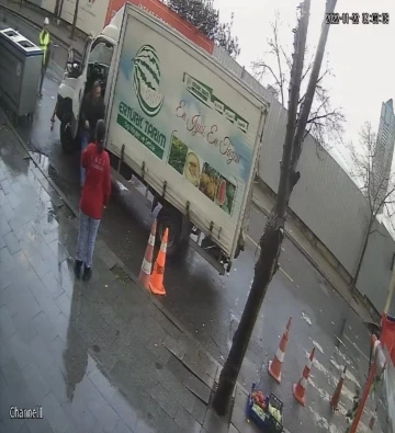 İstanbul’da korku dolu anlar kamerada: Yol bir anda çöktü, sürücü kamyonetini son anda kurtardı
