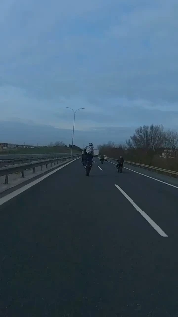 İstanbul’da plakasız motosiklet sürücülerinin trafiği tehlikeye düşürdüğü anlar kamerada
