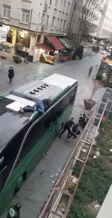 İstanbul’da Yunanistan’a giden otobüsün üstüne gizlenen Faslı şahıslar yakalandı
