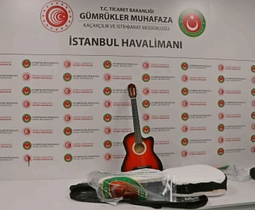 İstanbul Havalimanı’nda uyuşturucu operasyonları: Gitar kılıfından ve terlik tabanından uyuşturucu çıktı
