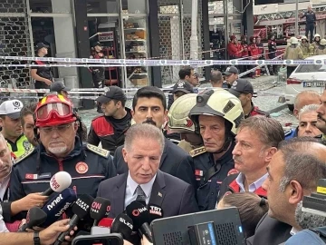 İstanbul Valisi Gül patlamanın olduğu bölgede incelemelerde bulundu: &quot;2 ölü, 1’i ağır 4 yaralı&quot;
