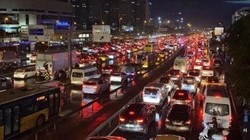 İstanbul'da etkili olan sağanak nedeniyle sürücü ve yayalar zor anlar yaşadı