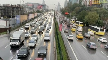 İstanbul'da sağanağın da etkisiyle trafik yoğunluğu yüzde 83'e çıktı
