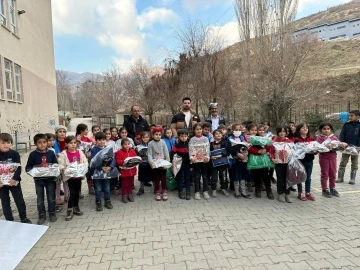 İstanbullu iş insanından Hakkarili çocuklara yılbaşı hediyesi
