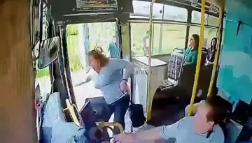 İşte o anlar: Halk otobüsünün açık bırakılan kapısından düşen kadın hayatını kaybetti