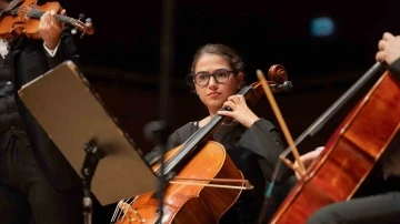 İtalya’da klasik müzik konserlerinde türkü söyleyen kız
