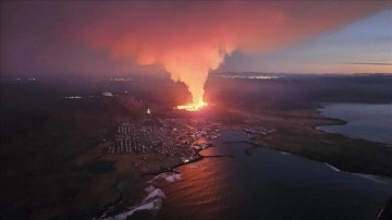 İzlanda'da patlayan yanardağın lavları yerleşim yerlerine ulaştı